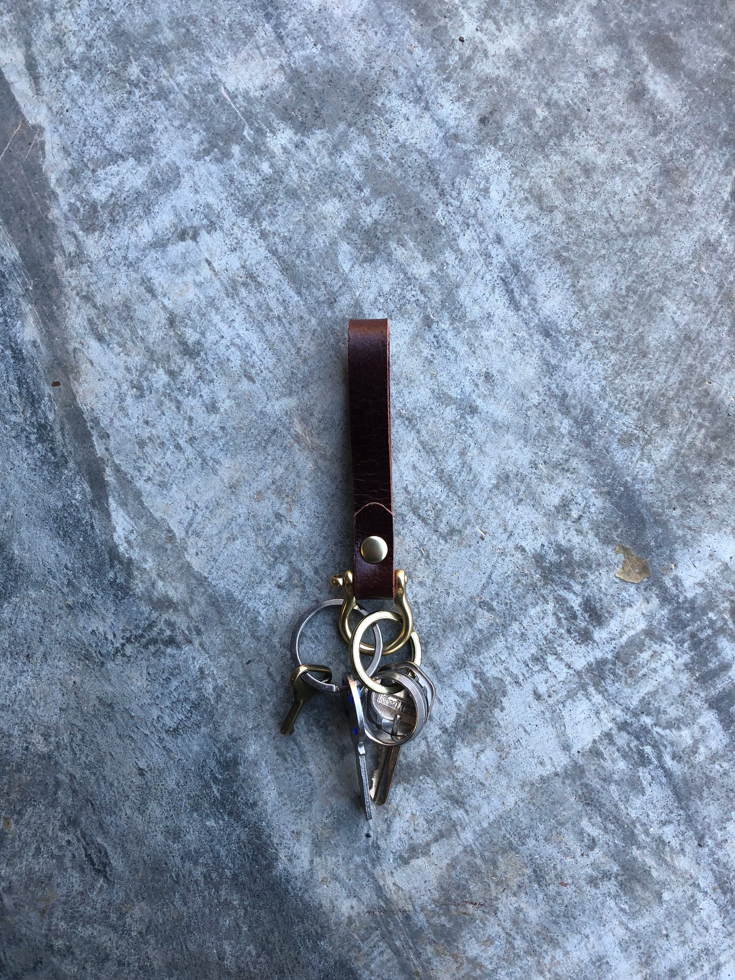Key Shackle - buffalo chestnut